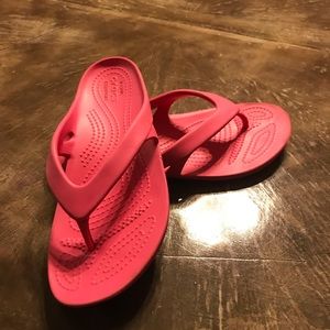 Women’s size 6 crock flip flops. Great condition!